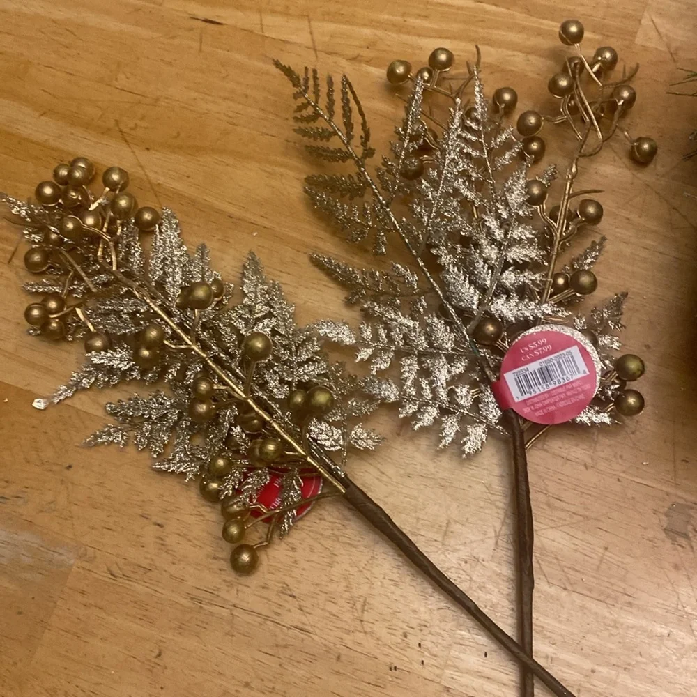 Wreath 12 in bundle with 2 gold color leaf picks. NWT Perfect holiday decor